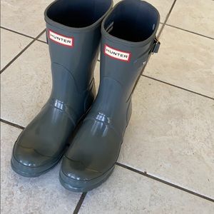 Hunter Short Gloss Rain Boot in Graphite 7